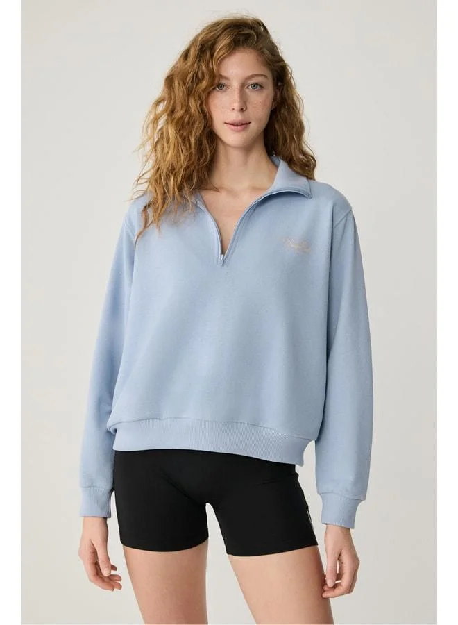 ARUNA Urbanbeat Women's Relaxed Light Blue Zippered High-Collar Sweatshirt with Print Details.
