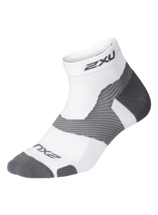 2XU unisex-adult Vectr 1/4 Crew Sock Small white - Image 1