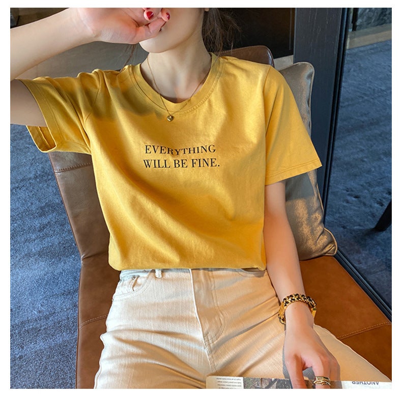 قميص نسائي باللون الأصفر بطباعة حرف "EVERYTHING WILL BE FINE"، تصميم رقعة دائرية بأكمام قصيرة، ملابس يومية أنيقة - Image 1