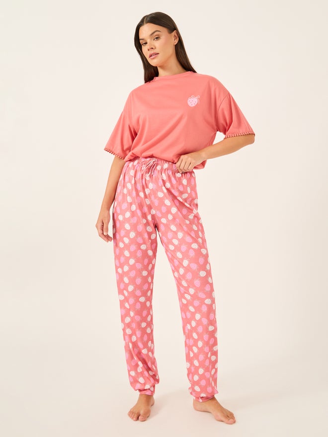 Styli Styli Unwind Graphic Print Round Neck T-Shirt and Pyjama Set  - Image 2