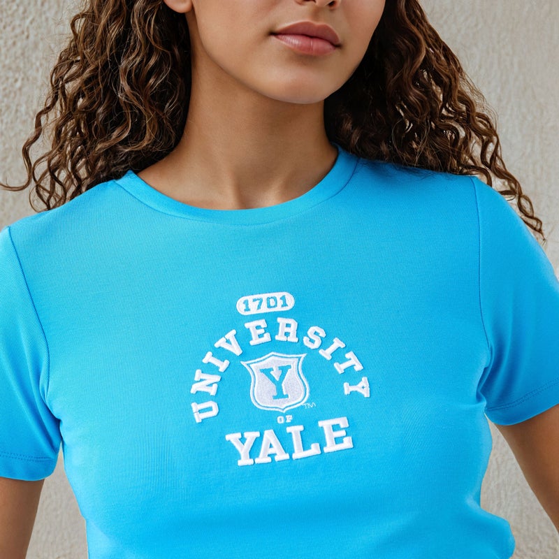 اس بي كاركترز تيشيرت قصير مطرز بشعار الجامعة - Image 4