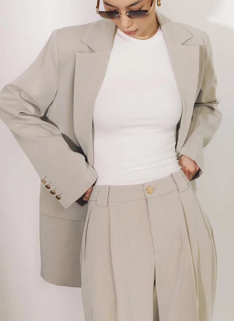 ليتشي سترة مناسبة مع أزرار ذهبية