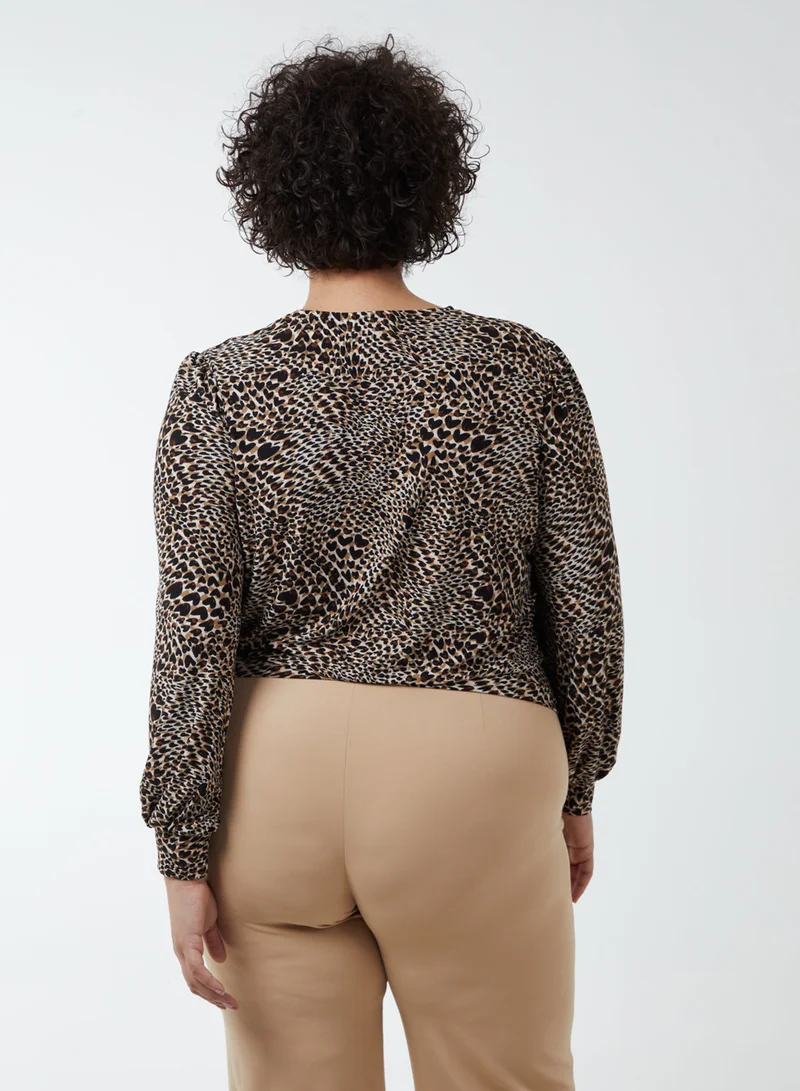 بلو فانيلا بلوزة بحافة عميقة وطبعة حيوانات بياقة ملتفة