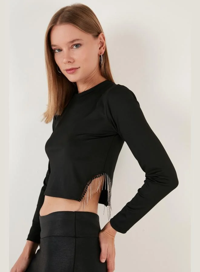 ليلا بلوزة قصيرة نسائية بياقة دائرية بقصة ضيقة وتفاصيل سلسلة جانبية