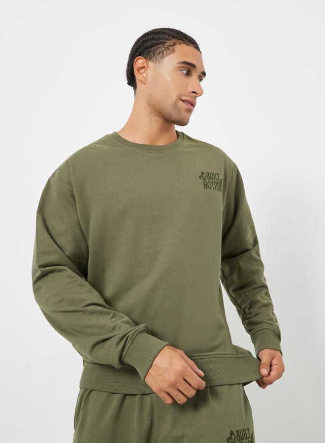 ستايلي طقم منسق من سويت شيرت وجوغر بقصة مريحة - Image 3