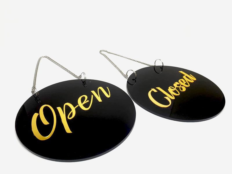 BerryBox علامة باب معلقة مزدوجة الجوانب بتشطيب أسود ذهبي أكريليك PREMIUM مفتوح-مغلق للمحل، المكتب، المطعم، الفندق، المنتجع، الأعمال التجارية، المستشفى - Image 1