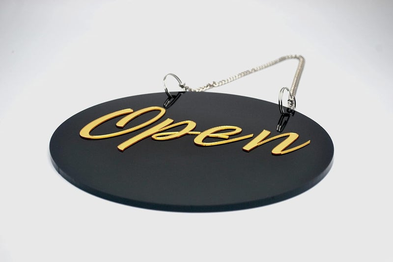 BerryBox علامة باب معلقة مزدوجة الجوانب بتشطيب أسود ذهبي أكريليك PREMIUM مفتوح-مغلق للمحل، المكتب، المطعم، الفندق، المنتجع، الأعمال التجارية، المستشفى - Image 5