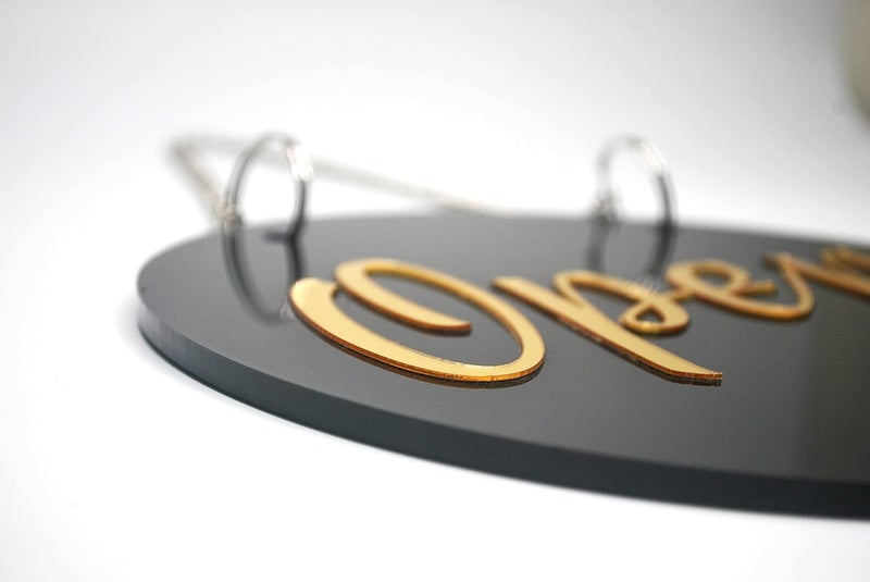 BerryBox علامة باب معلقة مزدوجة الجوانب بتشطيب أسود ذهبي أكريليك PREMIUM مفتوح-مغلق للمحل، المكتب، المطعم، الفندق، المنتجع، الأعمال التجارية، المستشفى - Image 4