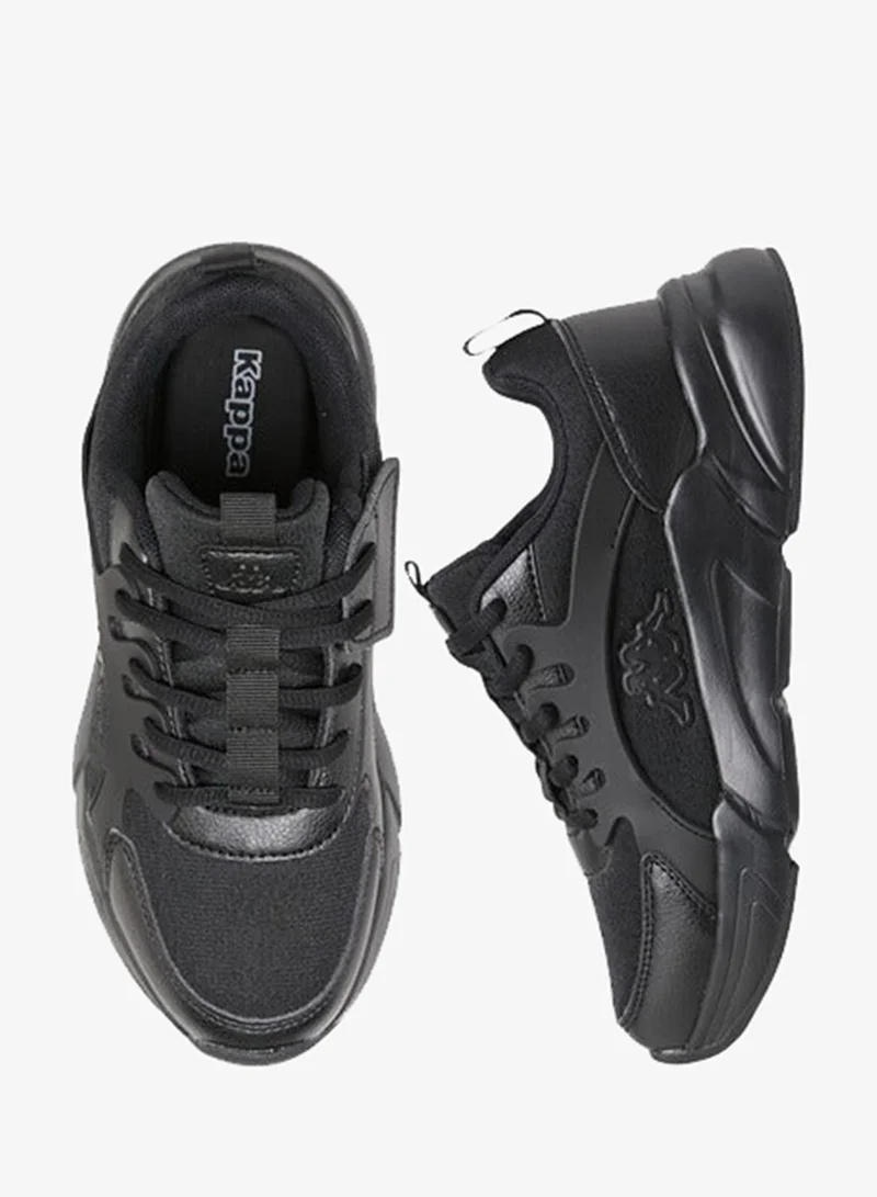 كابا حذاء رياضي للأولاد بتفاصيل شعار وإغلاق برباط