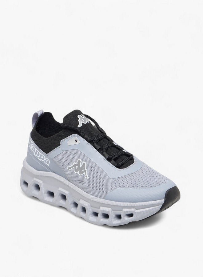 أحذية رياضية نسائية بشعار وتفاصيل برباط