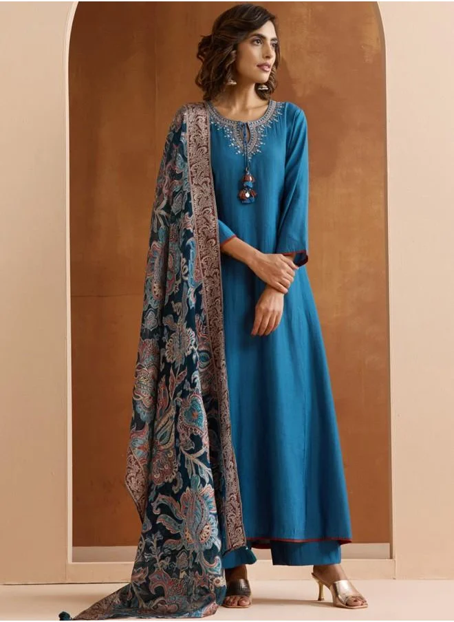 آي شين Straight Fit Women Teal Poly silk Kurta Set with Embroidered pattern Tunic and Palazzo features a Round neckline and Three-Fourth Sleeve secured with Elastic closure and styled in Straight Fit ideal for Festive moments — crafted to elevate your special moments.