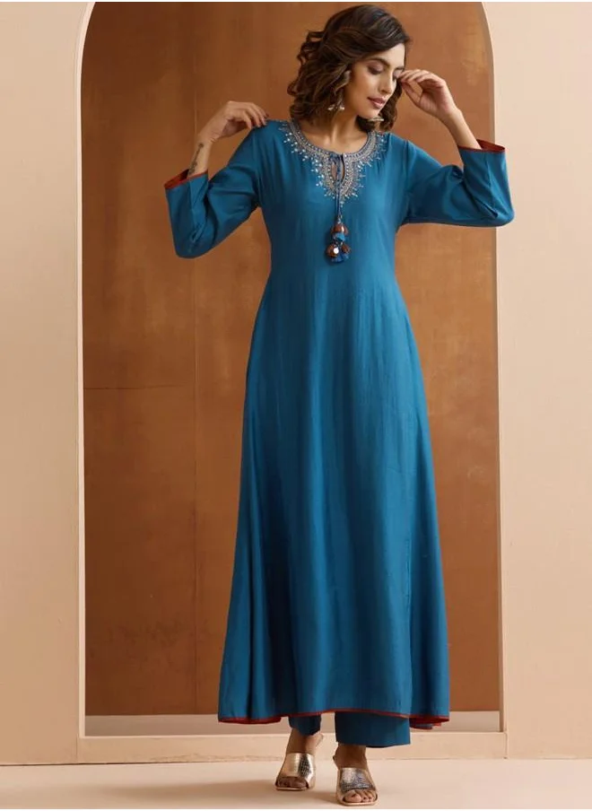 آي شين Straight Fit Women Teal Poly silk Kurta Set with Embroidered pattern Tunic and Palazzo features a Round neckline and Three-Fourth Sleeve secured with Elastic closure and styled in Straight Fit ideal for Festive moments — crafted to elevate your special moments.