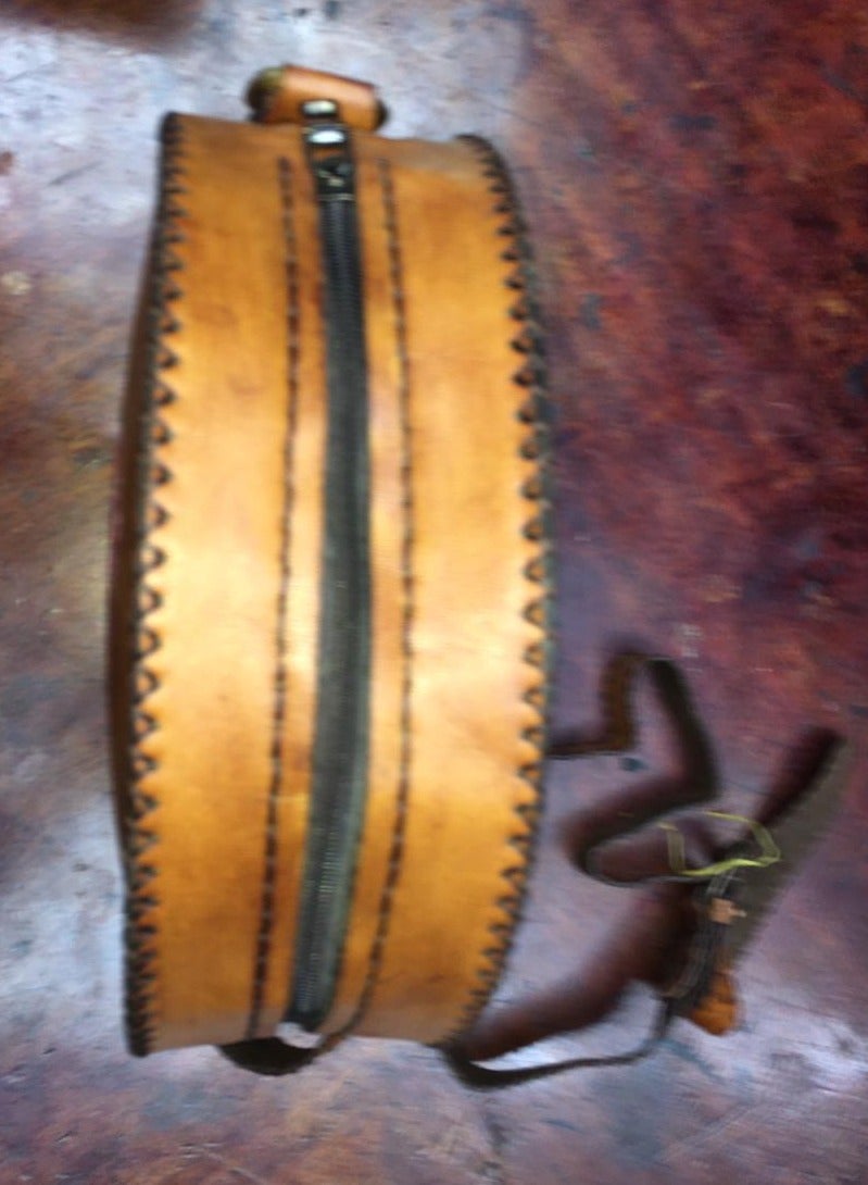 Medium-sized round bag made of natural leather, hand-made closure A suitable belt handle to adjust its length 2 zippers Lined with velvet from the inside Close with shiny thread  - Image 4