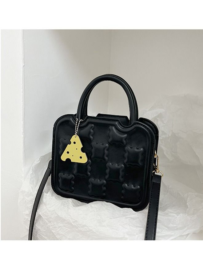 شاربدو حقيبة يد نسائية مربعة منقوشة بشكل بسكويت لطيفة، حقيبة كتف واحدة بسحاب مع قلادة جبن للسفر والمواعدة والتنقل والتسوق (أسود) - Image 1