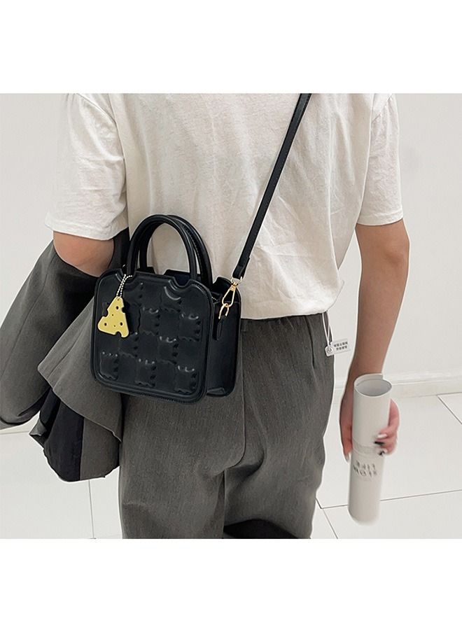 شاربدو حقيبة يد نسائية مربعة منقوشة بشكل بسكويت لطيفة، حقيبة كتف واحدة بسحاب مع قلادة جبن للسفر والمواعدة والتنقل والتسوق (أسود) - Image 5