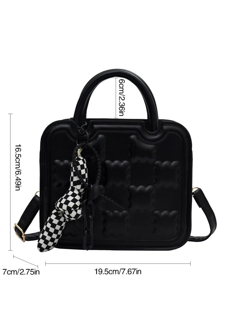شاربدو حقيبة يد نسائية مربعة منقوشة بشكل بسكويت لطيفة، حقيبة كتف واحدة بسحاب مع قلادة جبن للسفر والمواعدة والتنقل والتسوق (أسود) - Image 2