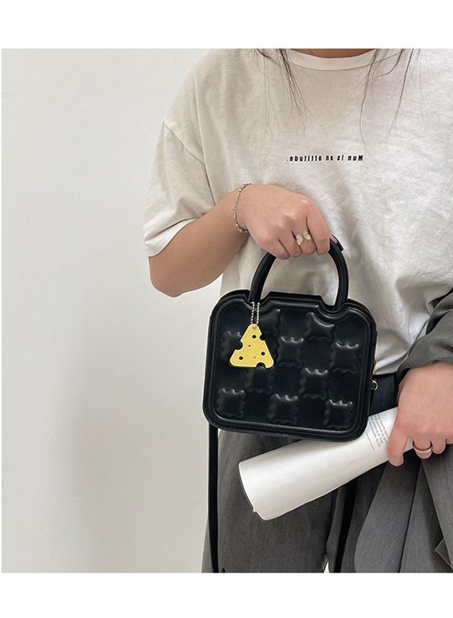 شاربدو حقيبة يد نسائية مربعة منقوشة بشكل بسكويت لطيفة، حقيبة كتف واحدة بسحاب مع قلادة جبن للسفر والمواعدة والتنقل والتسوق (أسود) - Image 4