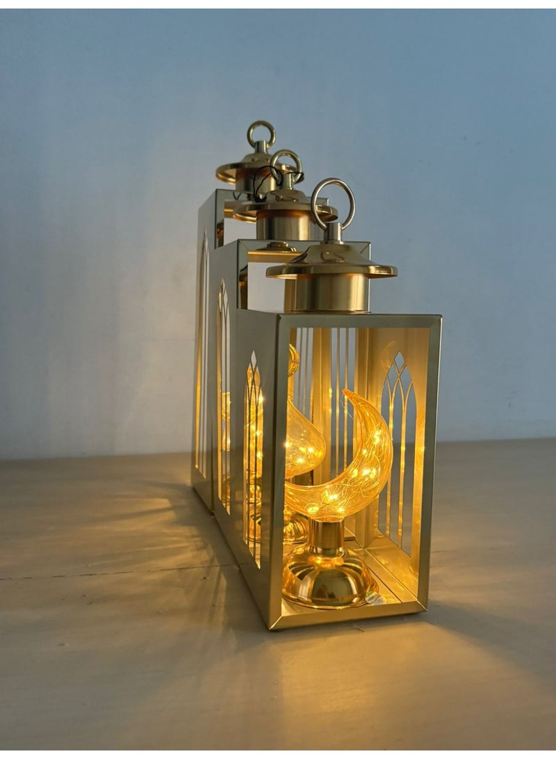 طقم من 3 فوانيس معدنية فاخرة باللون الذهبي، تصميم قوطي قديم، الأحجام: 35x10، 30x10، 20x10 سم، تشطيب ذهبي، تصميم القمر والنجوم - Image 4