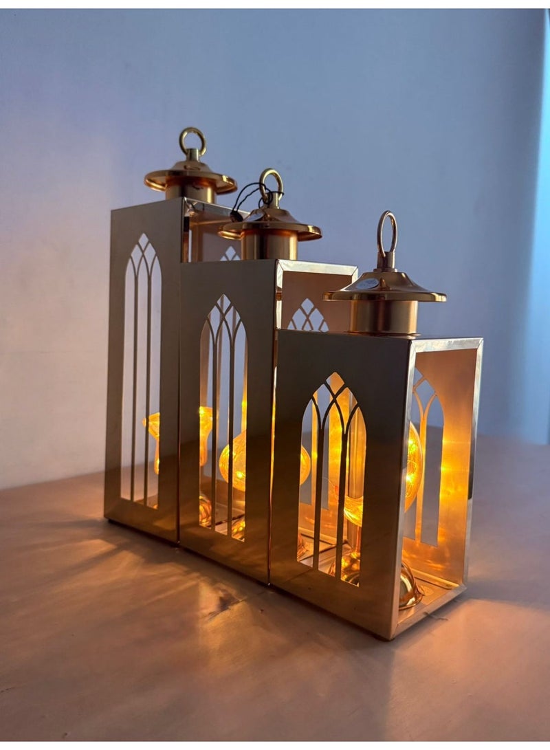 طقم من 3 فوانيس معدنية فاخرة باللون الذهبي، تصميم قوطي قديم، الأحجام: 35x10، 30x10، 20x10 سم، تشطيب ذهبي، تصميم القمر والنجوم - Image 2