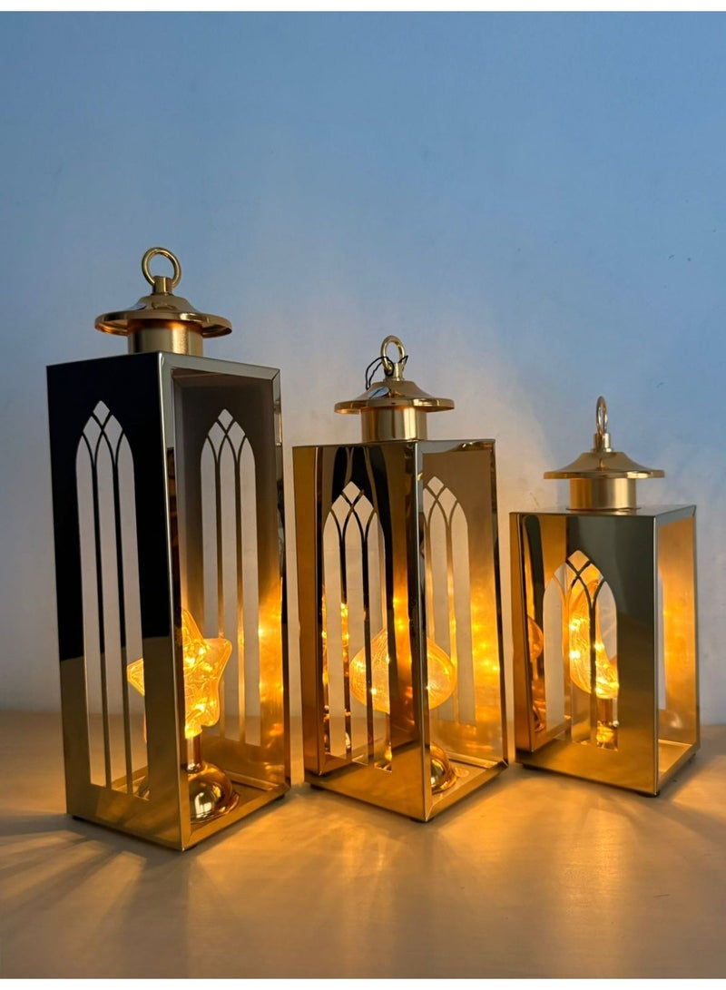 طقم من 3 فوانيس معدنية فاخرة باللون الذهبي، تصميم قوطي قديم، الأحجام: 35x10، 30x10، 20x10 سم، تشطيب ذهبي، تصميم القمر والنجوم - Image 1