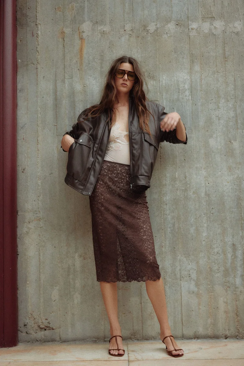 اتش اند ام تنورة دانتيل بقصة بنسيل