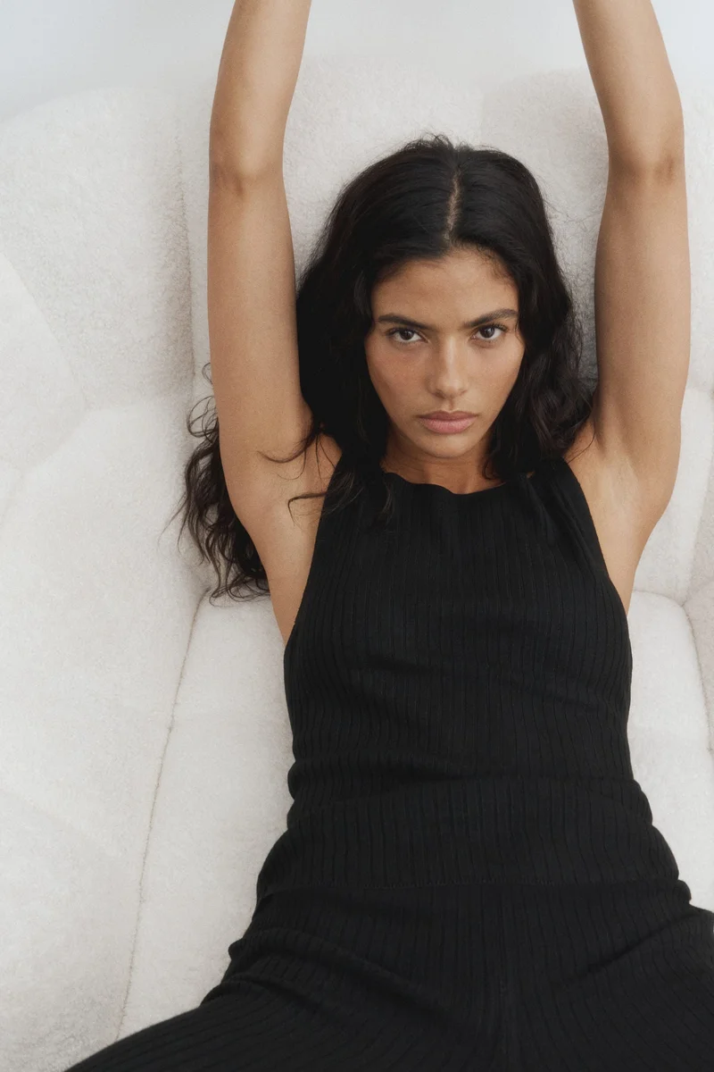 اتش اند ام بلوزة بشرائط كتف من نسيج مرن