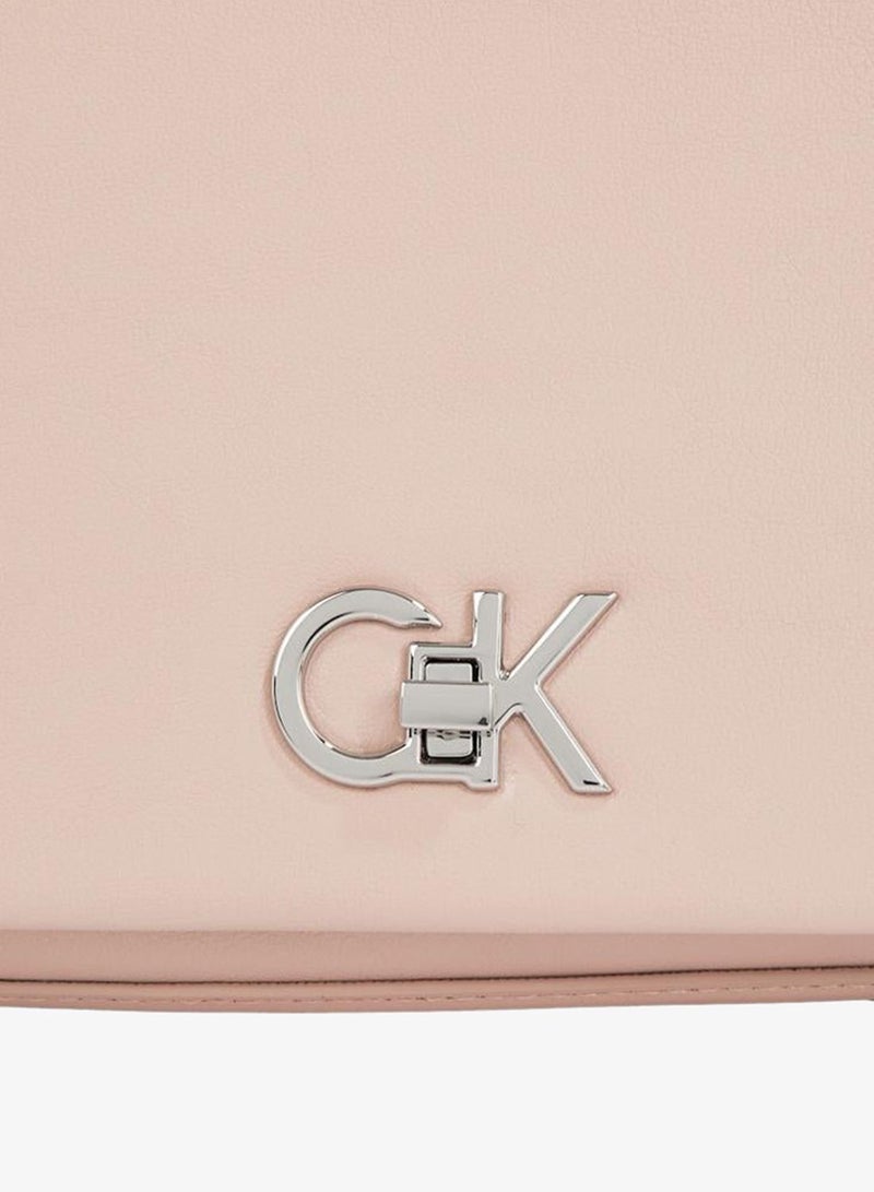 كالفن كلاين حقيبة كروس بودي متوسطة قابلة للتحويل - Image 4