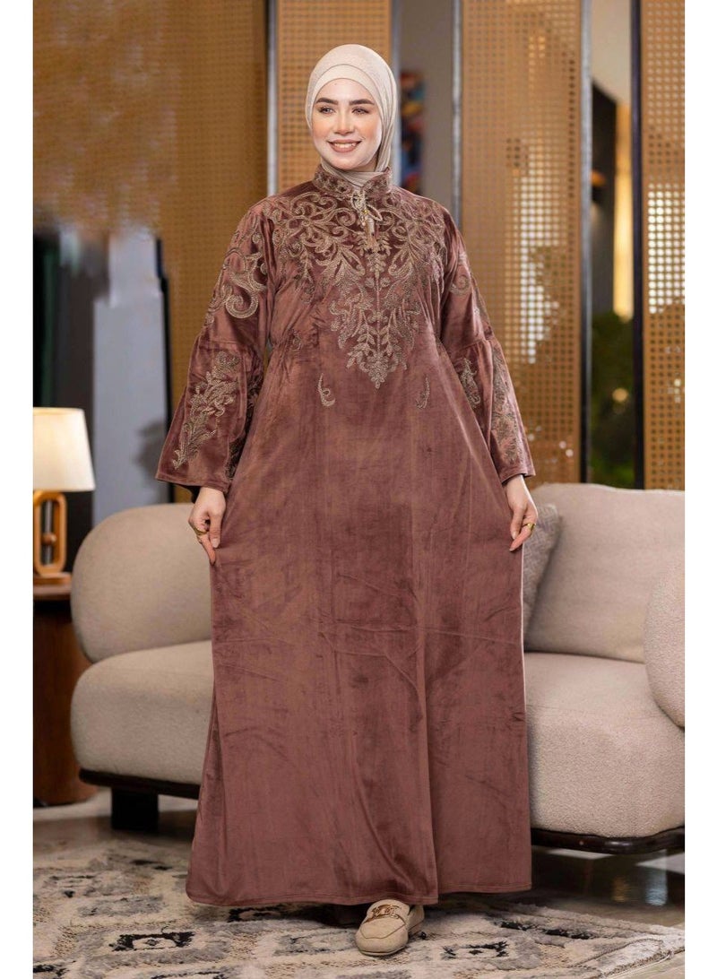 Women's winter velvet embroidered abaya – suitable for receiving guests and going out - Image 4