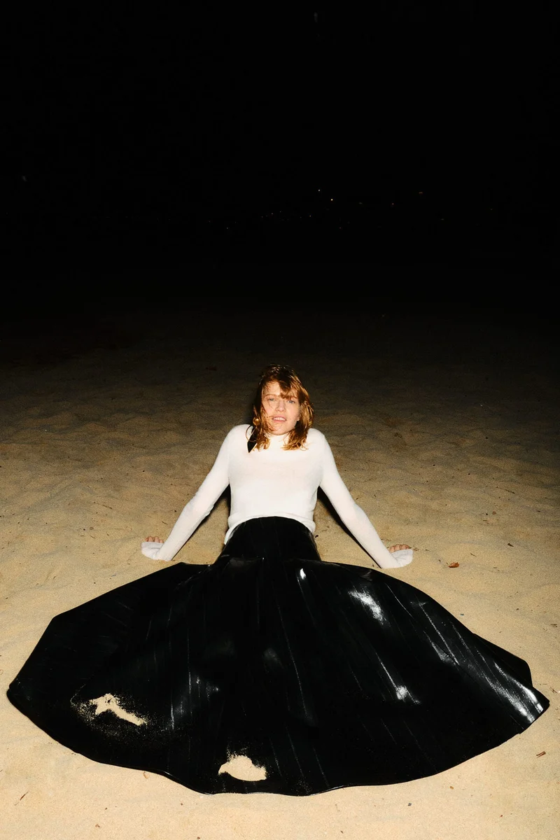 اتش اند ام تنورة بحافة واسعة من نسيج مطلي