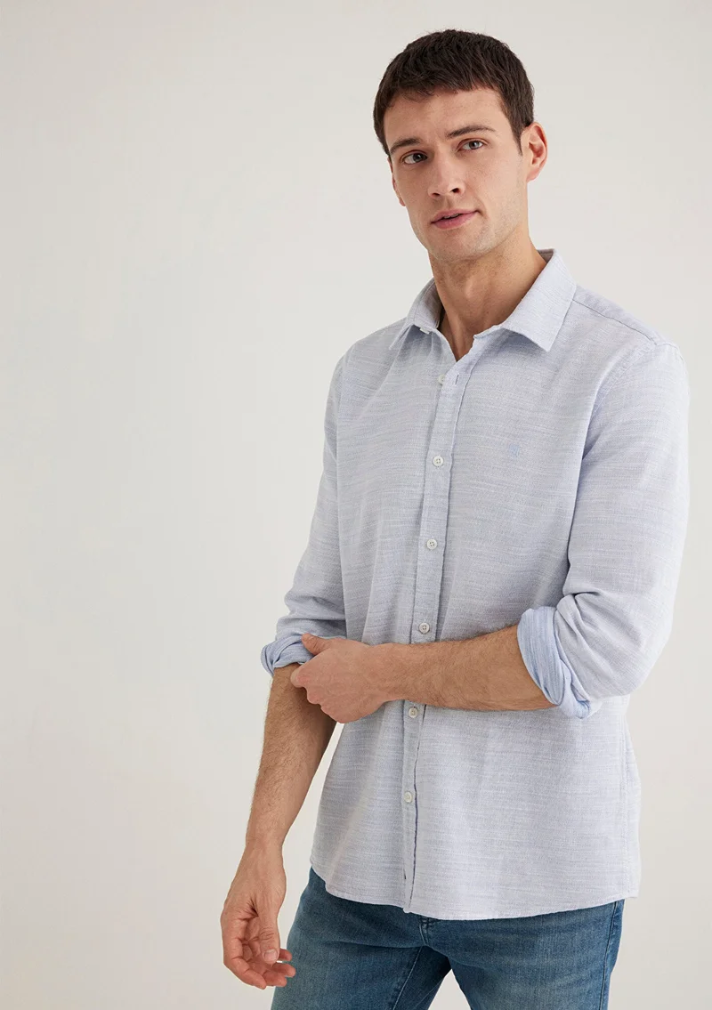 مافي قميص أزرق