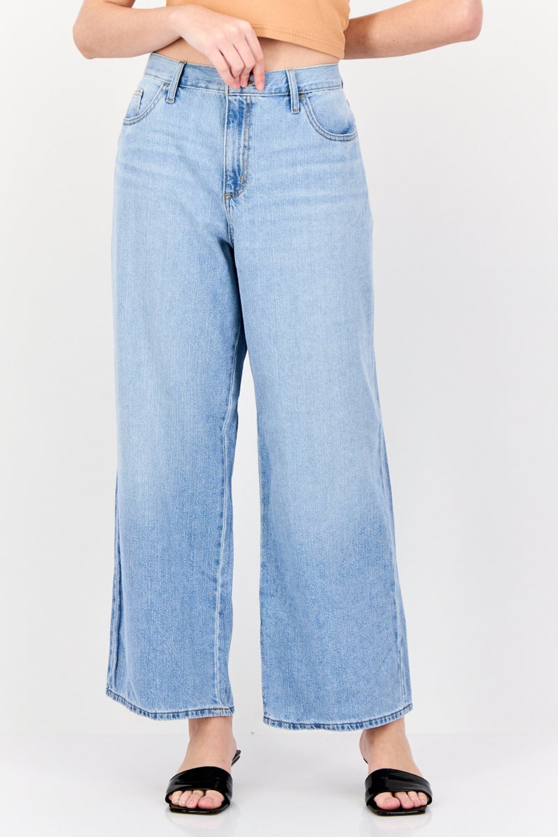 Universal Thread جينز قصير غير قابل للتمدد للنساء بتصميم مريح، أزرق فاتح - Image 1