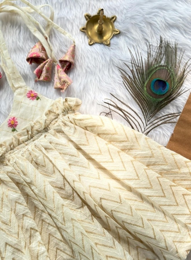 Picksparrow فستان عرقي/فستان تقليدي لحديثي الولادة من بيكسبارو مع عصابة رأس (كاسافو كيرالا، مطرز يدويًا) (زهرة وردية، 3-6 أشهر) أبيض كريمي - Image 2