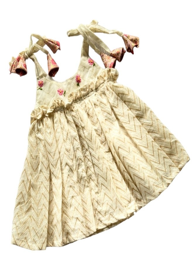 Picksparrow فستان عرقي/فستان تقليدي لحديثي الولادة من بيكسبارو مع عصابة رأس (كاسافو كيرالا، مطرز يدويًا) (زهرة وردية، 3-6 أشهر) أبيض كريمي - Image 1