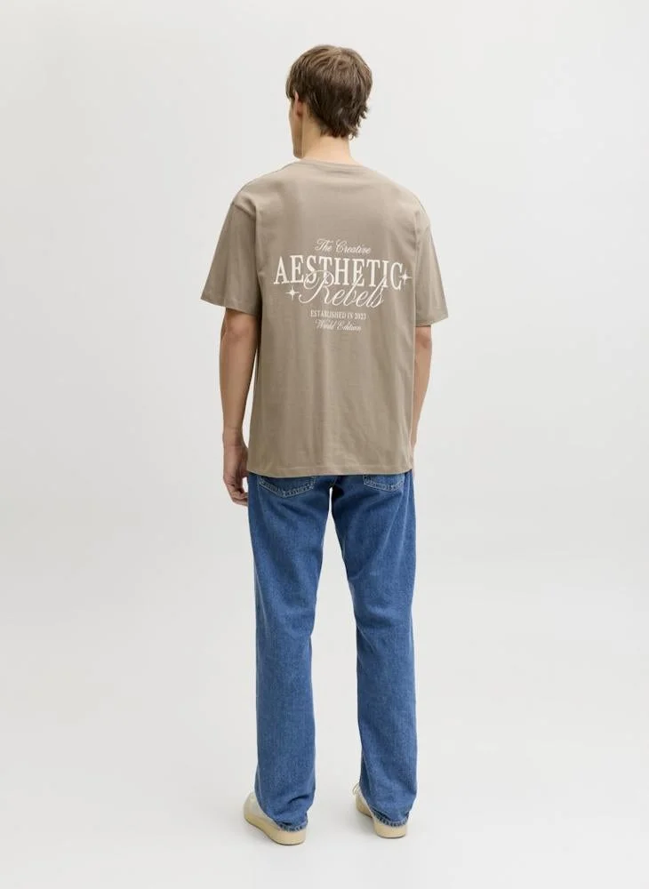 جاي جاي ريبل تيشيرت بطباعة نصية بقصة عادية وياقة دائرية