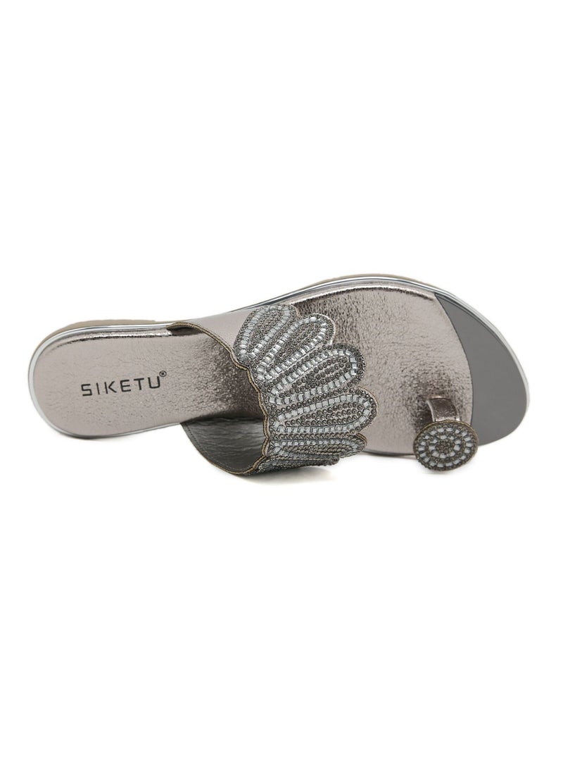 SIKETU - صنادل الشاطئ النسائية المسطحة من الراينستون المريحة باللون الرمادي - Image 1