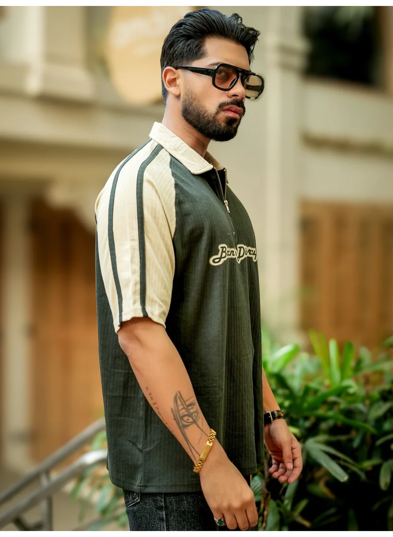 مانياك تي شيرت قطن مانياك رجالي برقبة بولو مطبوع بأكمام راجلان نصف كم لون زيتوني وبيج