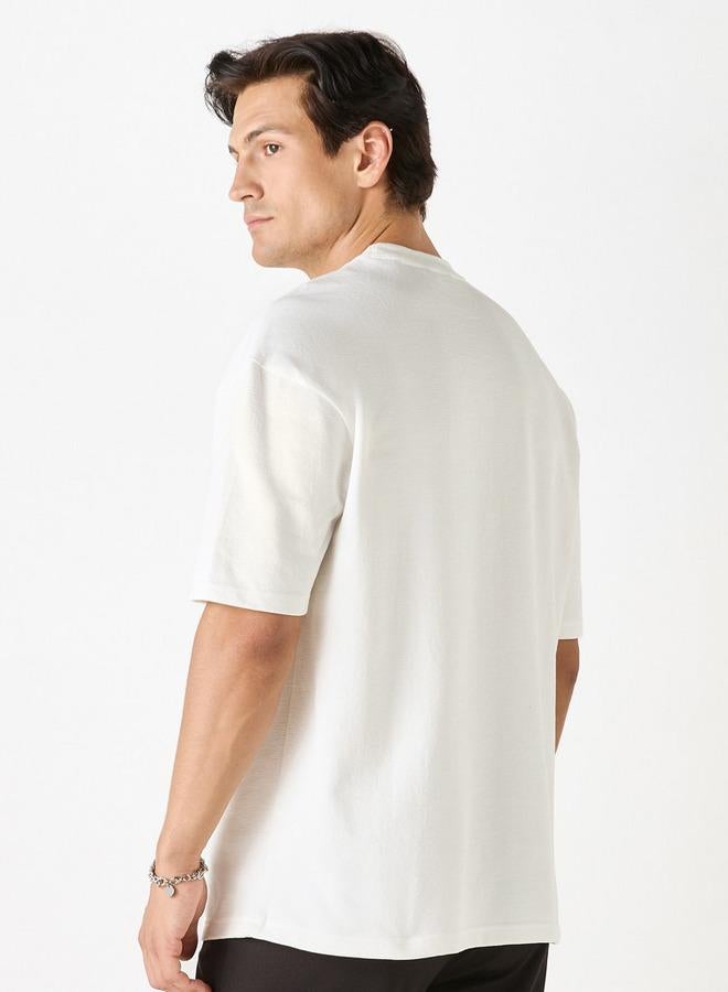 ايكونيك تيشيرت بارز الملمس بأكمام قصيرة وجيب على الصدر من أيكونيك - Image 3