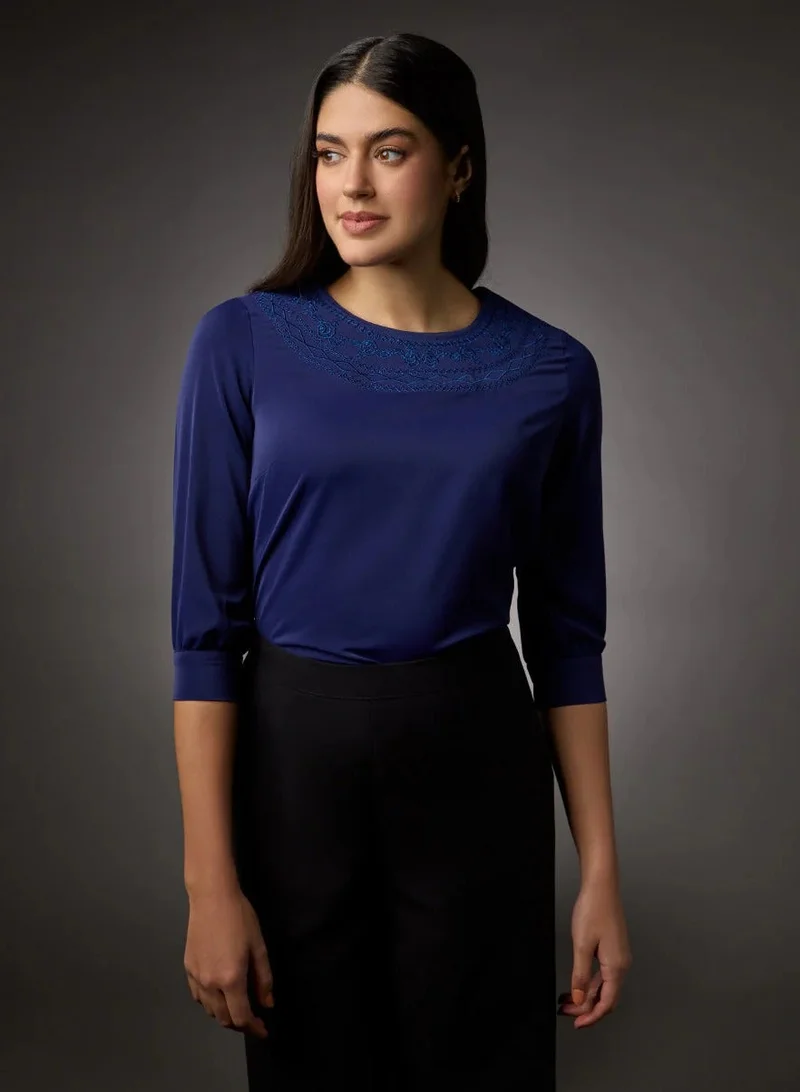 زجزاج بلوزة بأكمام نصفية ومطرزة عند الرقبة