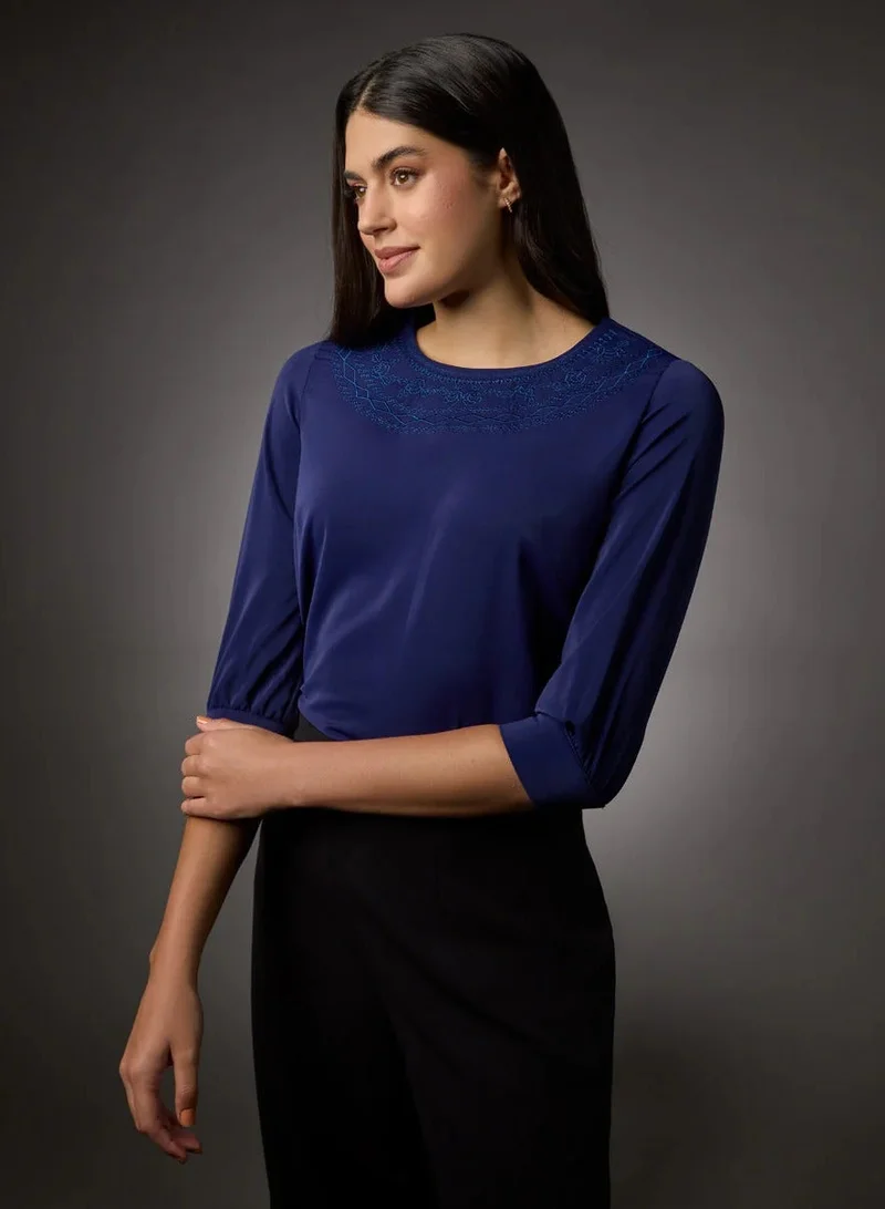 زجزاج بلوزة بأكمام نصفية ومطرزة عند الرقبة