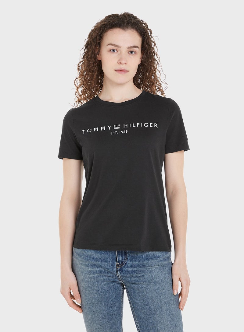 تومي هيلفيغر تيشيرت برقبة دائرية ومزين بشعار الماركة - Image 1