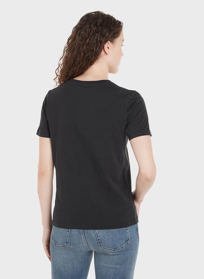 تومي هيلفيغر تيشيرت برقبة دائرية ومزين بشعار الماركة - Image 2