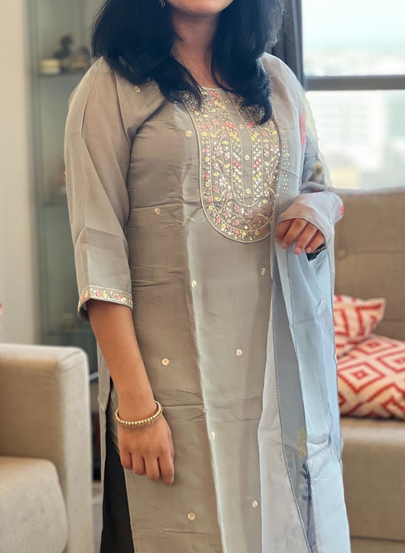 IndHeritage - Premium light grey colour rayon silk 3pc kurti set / salwar suit with floral embroideries & embellishments - Comes with top, pants & dupatta - Indian Kurti Set IDH00178 - Image 4