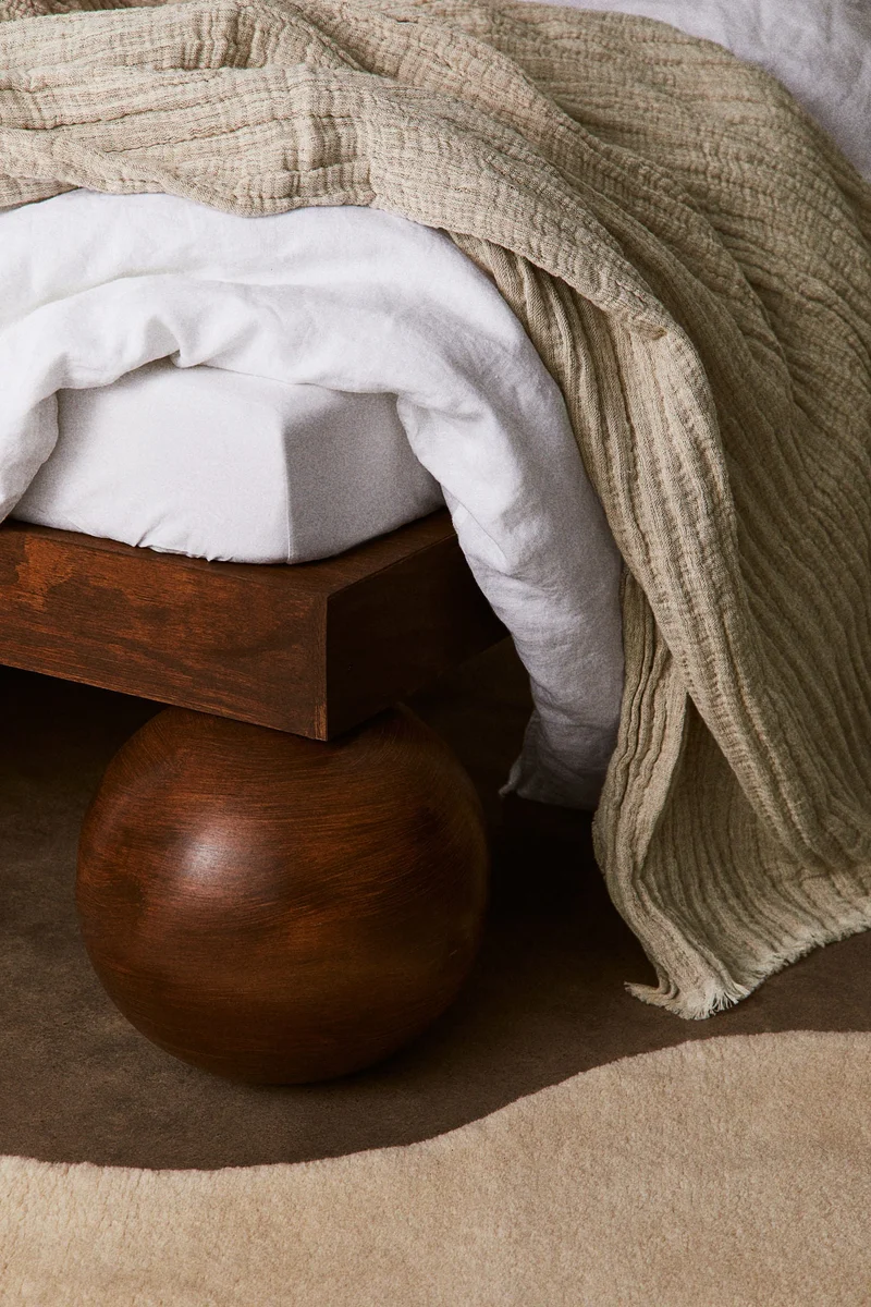 اتش اند ام بطانية من الكتان المجعد