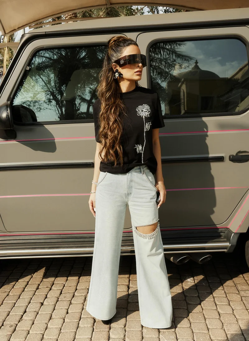 ليتشي بنطال جينز فضفاض بفتحة على ساق البنطلون ومزين بأحجار الراين