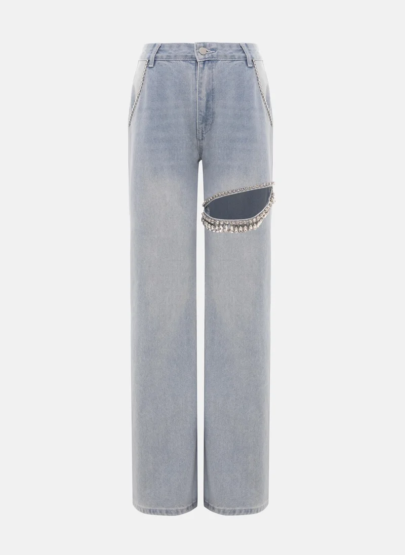 ليتشي بنطال جينز فضفاض بفتحة على ساق البنطلون ومزين بأحجار الراين