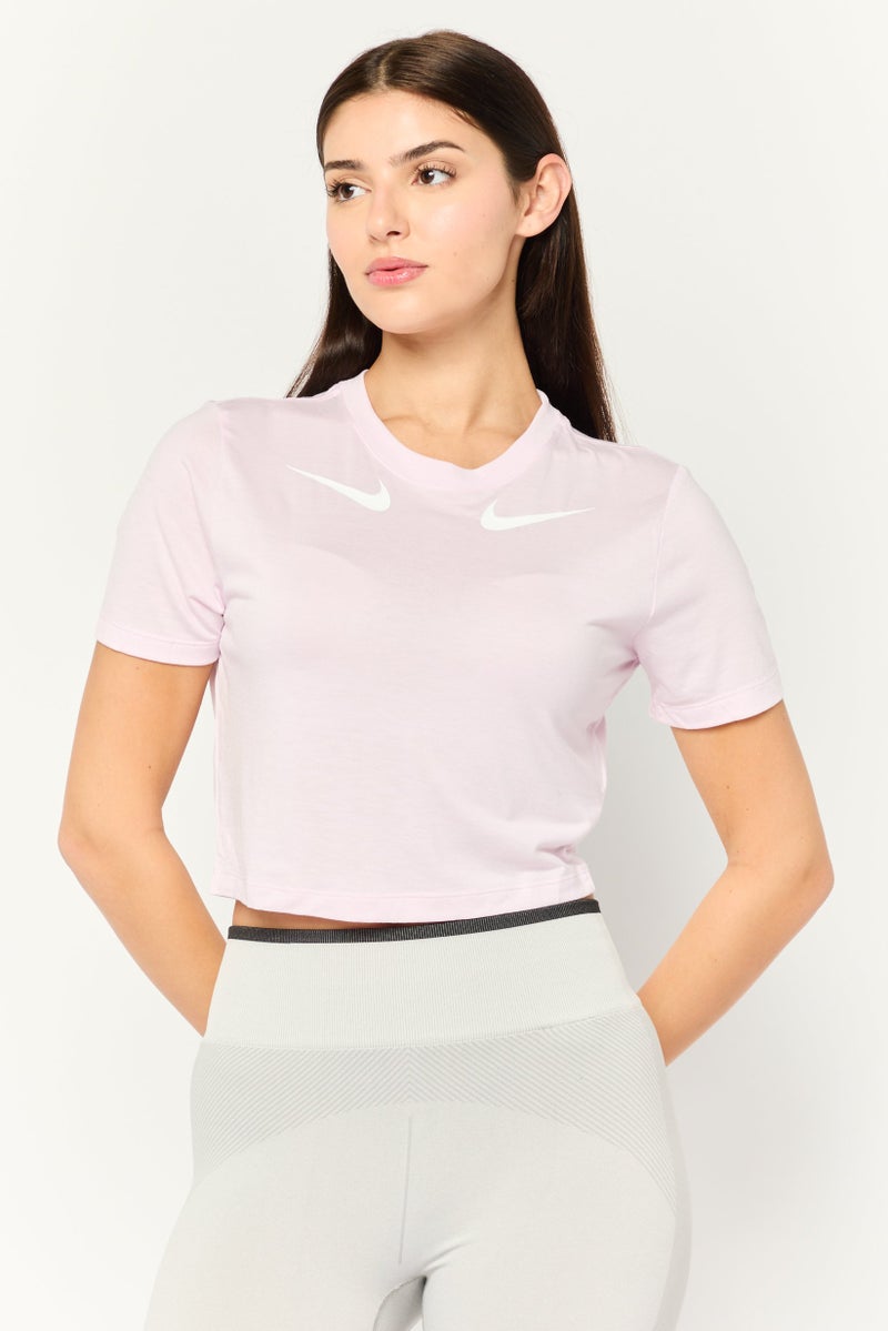 Nike تي شيرت تدريب قصير الأكمام للنساء بتصميم نحيف، وردي - Image 1