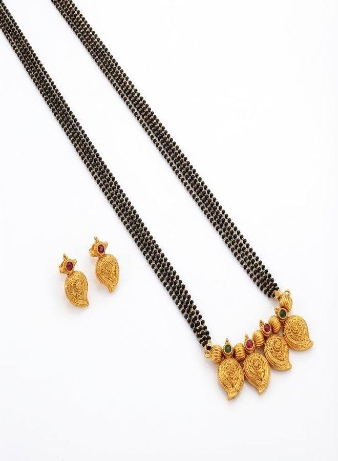 مانجالسوترا هندية تقليدية من AAIKU | قلادة بتصميم مانجو مطلية بالذهب بلمسة نهائية غير لامعة مع سلسلة من الخرز الأسود | مجوهرات زفاف عرقية للنساء | مناسبة لحفلات الزفاف والمناسبات | مانجالسوترا أنيقة للنساء (36 بوصة - 3 خطوط) - Image 1