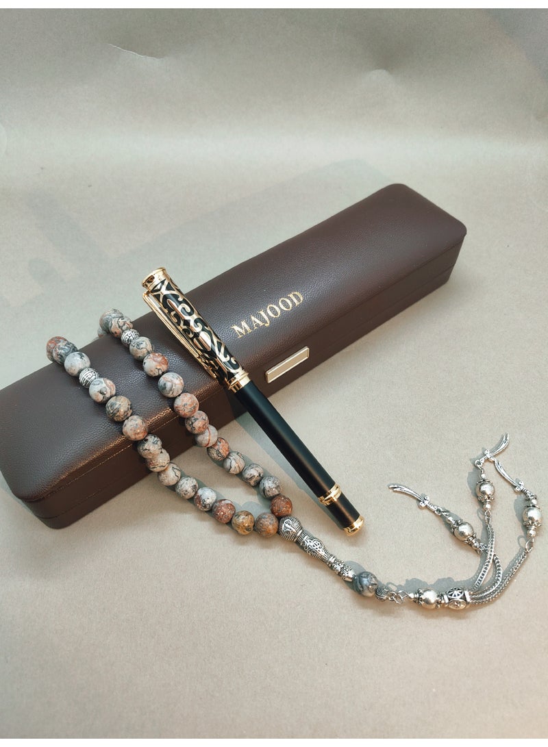 موجود مجموعة هدايا فاخرة: سبحة من 33 خرزة من الحجر الطبيعي وقلم أسود وذهبي مع خرطوشة حبر قابلة للاستبدال (مجموعة من قطعتين) – تتضمن علبة هدايا جميلة، مثالية لشهر رمضان وعيد الفطر والصلاة اليومية. - Image 4