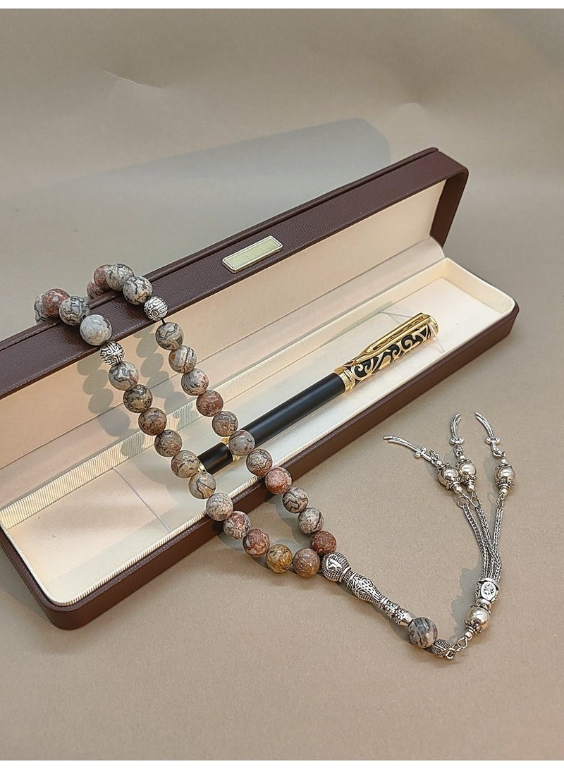 موجود مجموعة هدايا فاخرة: سبحة من 33 خرزة من الحجر الطبيعي وقلم أسود وذهبي مع خرطوشة حبر قابلة للاستبدال (مجموعة من قطعتين) – تتضمن علبة هدايا جميلة، مثالية لشهر رمضان وعيد الفطر والصلاة اليومية. - Image 2