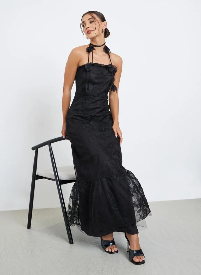 ستايلي فستان سهرة طويل بتفاصيل دانتيل